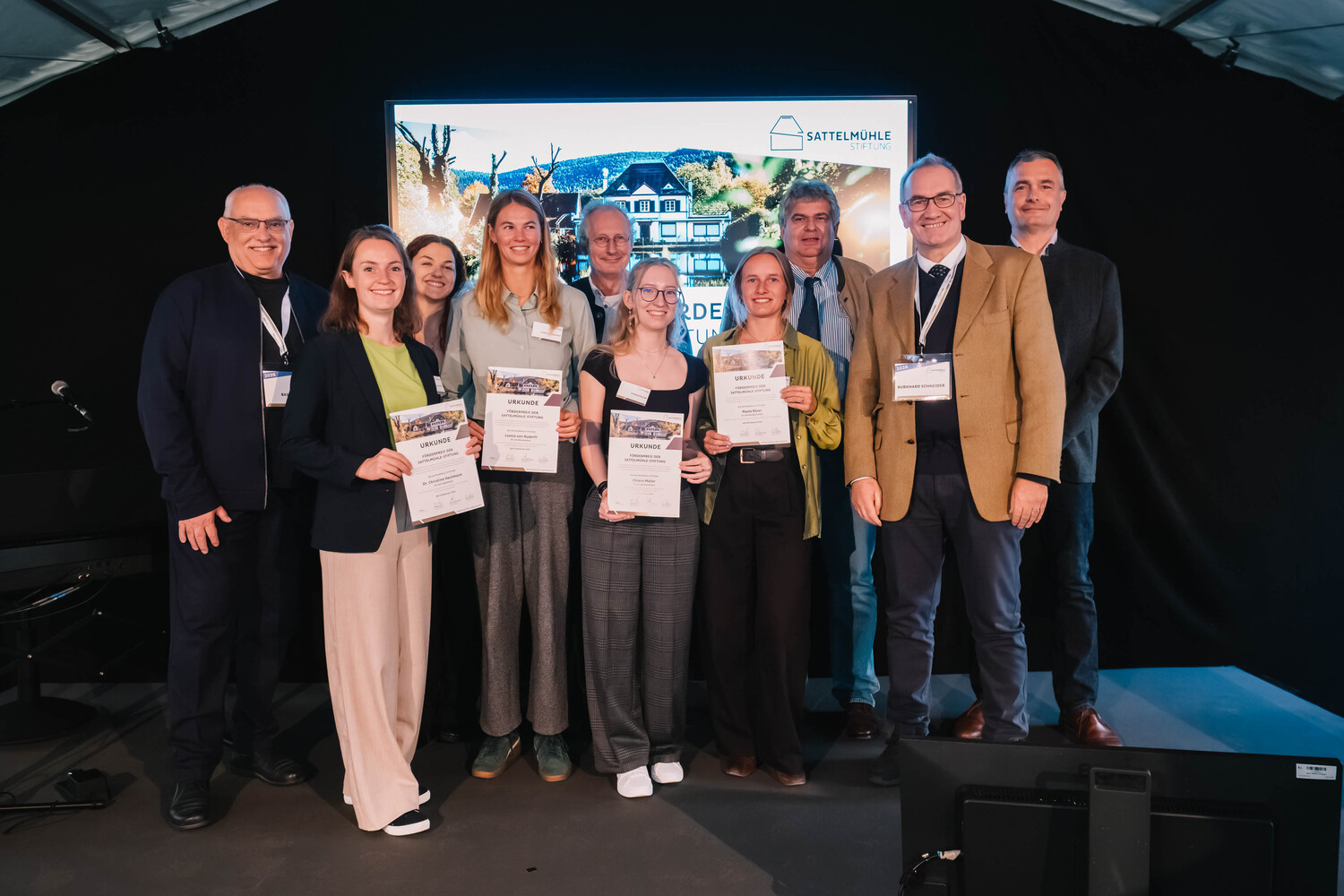 Alle Preisträgerinnen auf der Verleihungsfeier der Sattelmühle-Stiftung: Dr. Christina Hackmann (zweite von links) und Leonie von Rudorff (vierte von links), daneben Prof. Dr. Christian Ammer, Dekan der Fakultät für Forstwissenschaften und Waldökologie.