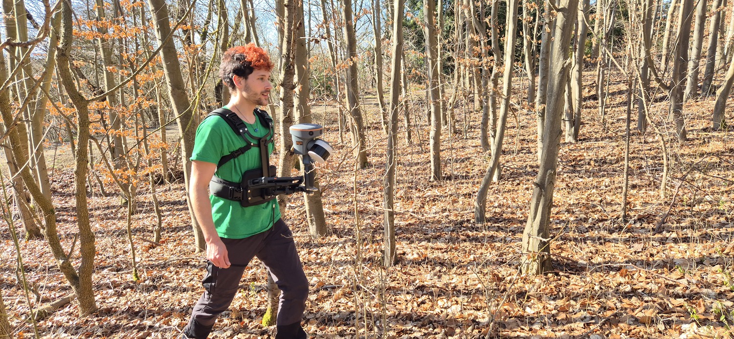 Doktorand Tillman Reuter mit dem mobilen Laserscanner