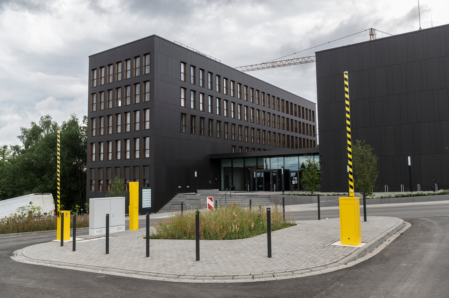 Göttingen University has handed over its largest new building project to date to its future users: after a symbolic handover of the keys, the Gesellschaft für wissenschaftliche Datenverarbeitung mbH Göttingen (GWDG) is now moving into the new joint computing centre for Göttingen.