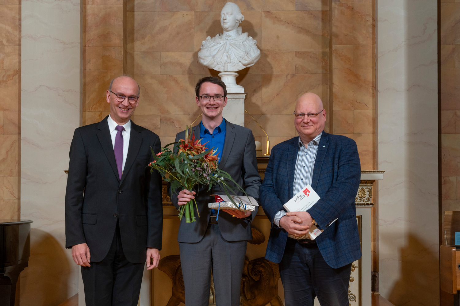 Verleihung des Dissertationspreises des Universitätsbundes Göttingen e.V. an Dr. Jan Reitzner (Mitte) durch Prof. Dr. Arnulf Quadt, Vorstandsvorsitzender des Universitätsbundes, (links) und Laudator Prof. Dr. Martin Laube (rechts)