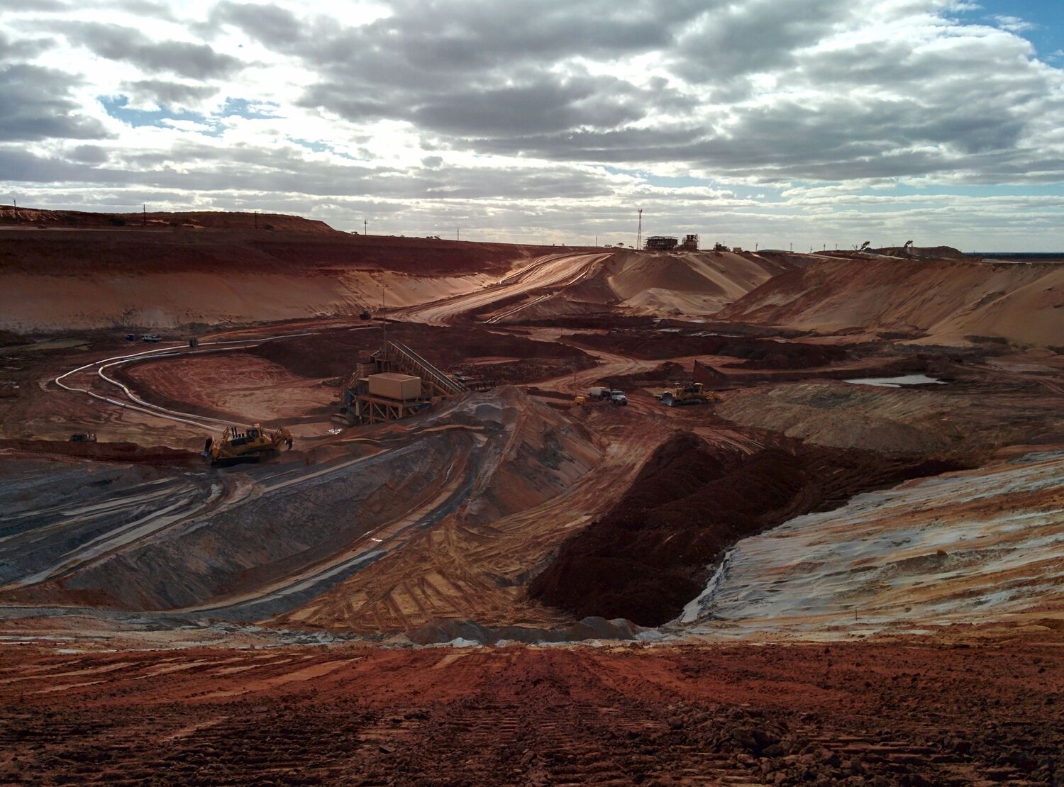 Active open-pit mine at the world’s largest zircon deposit, Jacinth-Ambrosia, in South Australia. Zircon sands from this site were analysed in the study and preserve traces of cosmogenic radiation, providing insights into the evolution of Australia’s surface landscapes over millions of years.