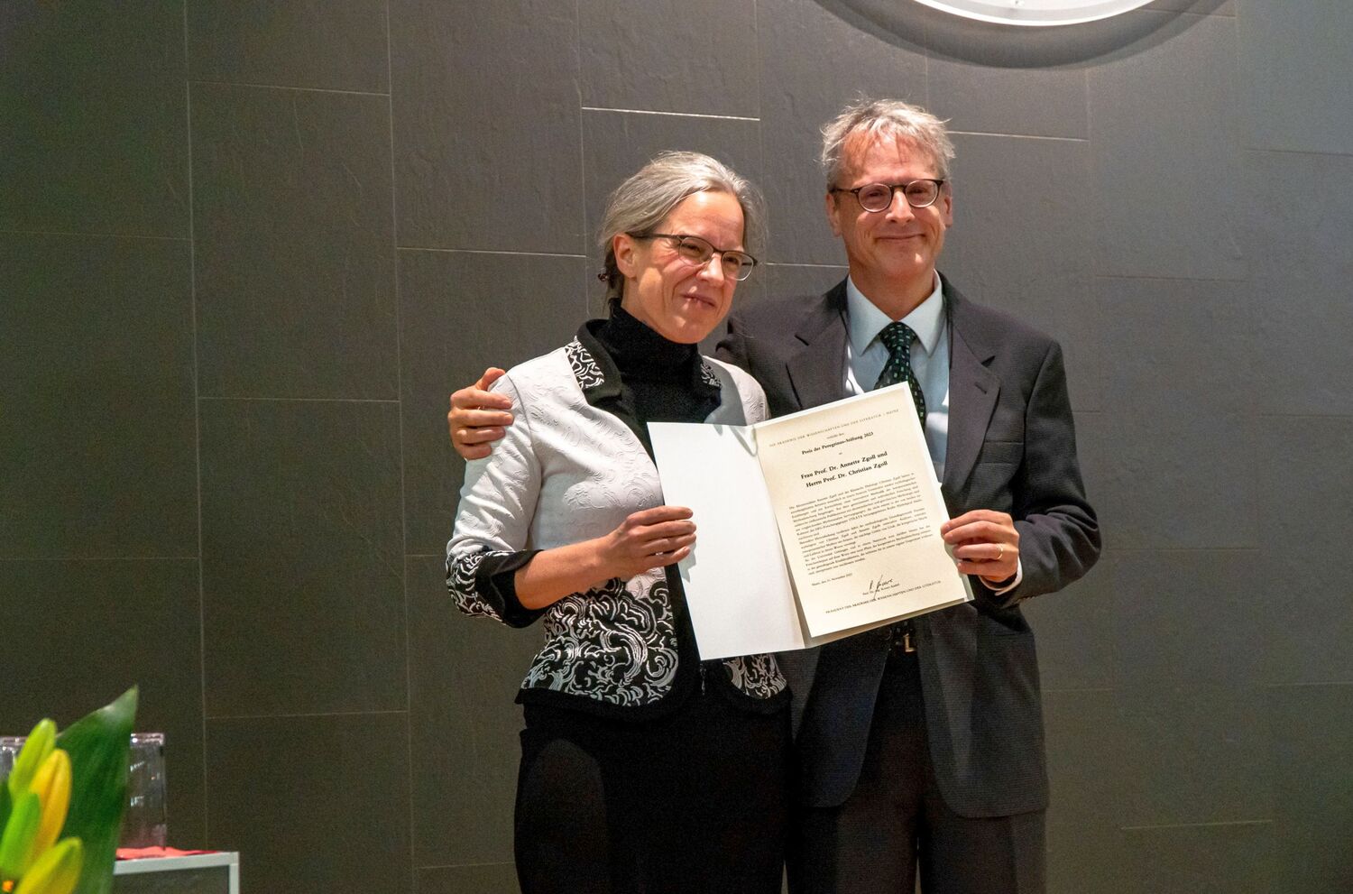 Preisverleihung auf der Jahresfeier der Akademie in Mainz: Prof. Dr. Annette Zgoll und Prof. Dr. Christian Zgoll.