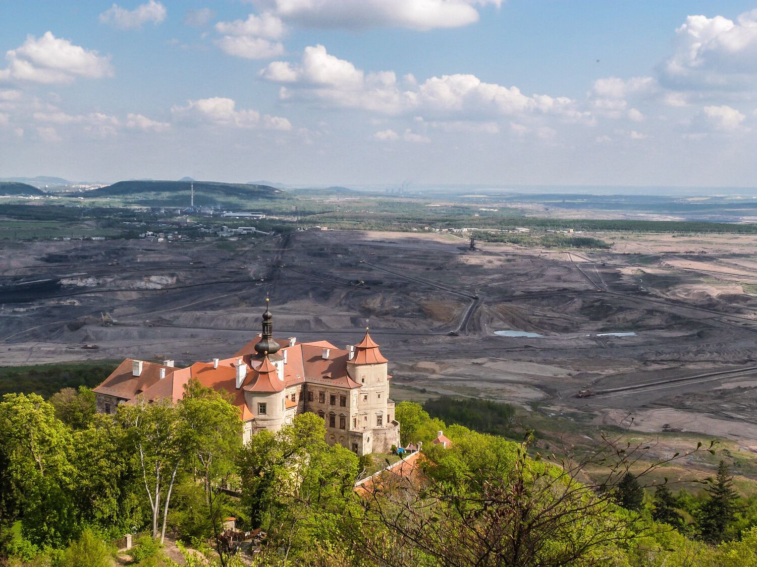 Die Burg Jezeří in der Tschechischen Republik ist ein Kulturerbe,  das am Rande eines Bergwerks liegt und vor dem Abriss durch den Bergbau bewahrt wurde. Seine Erhaltung ist ein wichtiger Teil des regionalen Übergangs weg vom Bergbau.