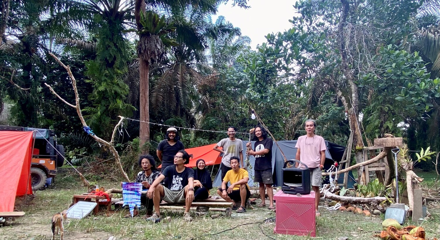 Rumah Budaya Sikukeluang and Artists in Residency of Semah Bumi Festival in their backyard studio: a collective of artists from Pekanbaru-Sumatra who worked with researchers from Göttingen University and the university in Jambi and led the artistic conception for the semah bumi festival (balancing, serving, seeding) with the perspective of sustainability in the region