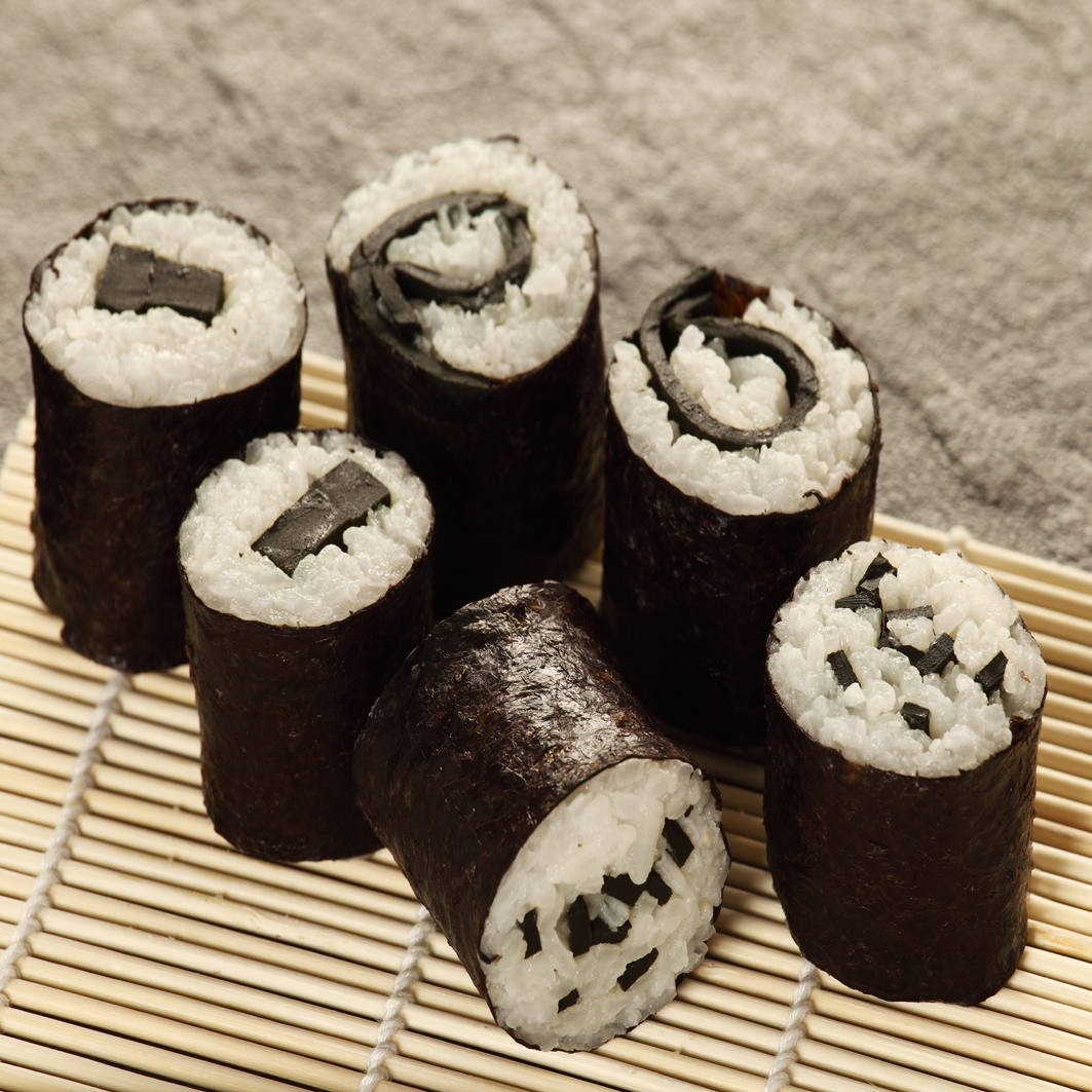 Farblich und aromatisch passend: Spirulina-Sushi.