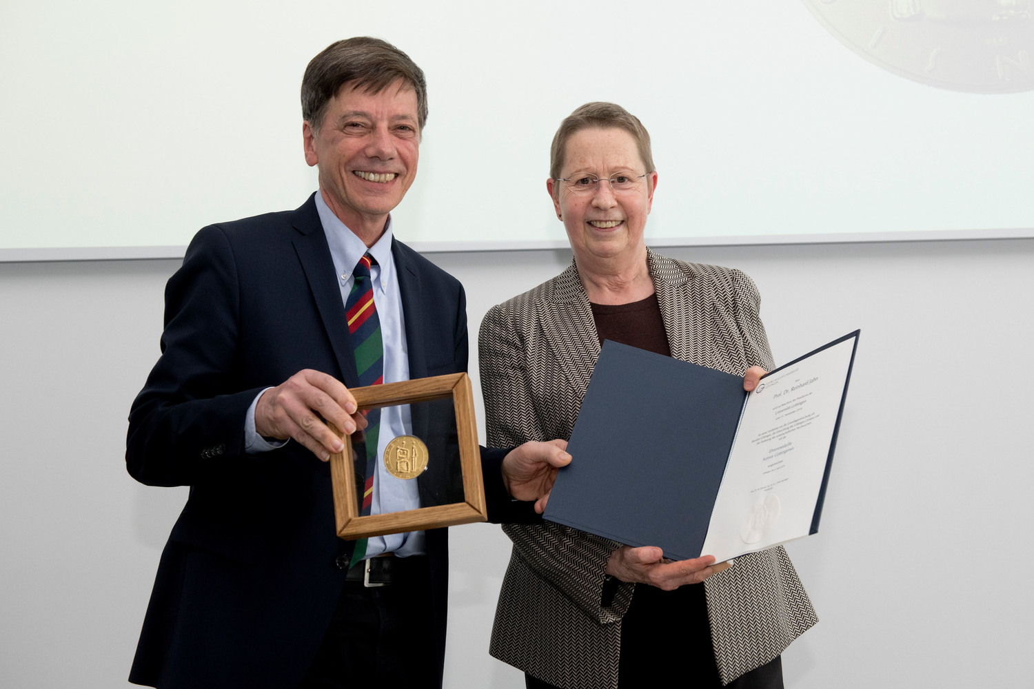 Verleihung der Universitäts-Medaille Aureus Gottingensis an Prof. Dr. Reinhard Jahn durch Universitätspräsidentin Prof. Dr. Ulrike Beisiegel